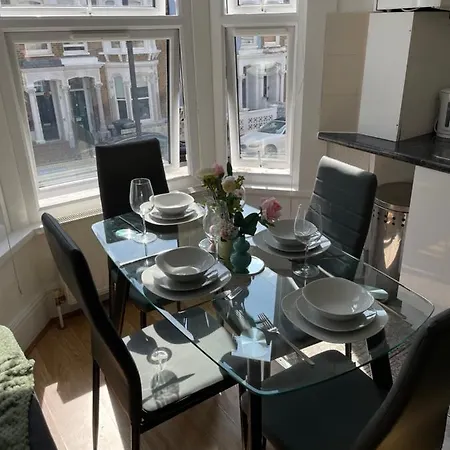 Large, Bright And Spacious 3 Bed Flat In London Exterior photo