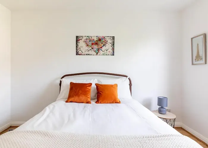 Large, Bright And Spacious 3 Bed Flat In London