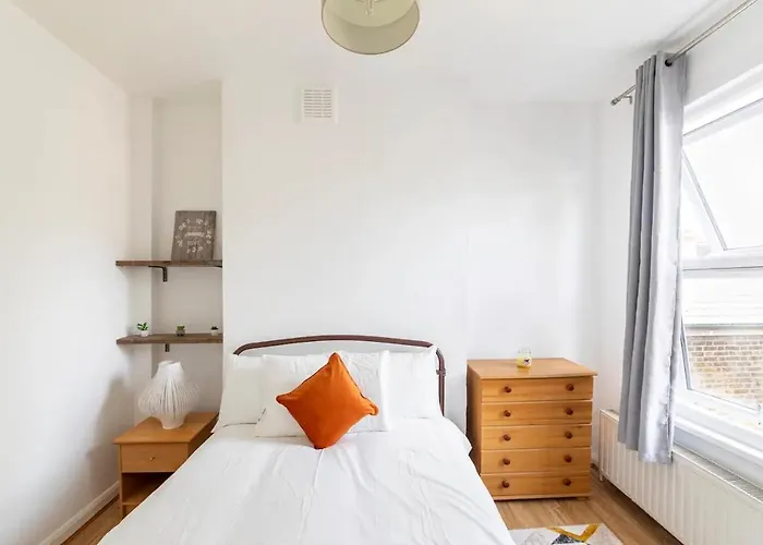 Large, Bright And Spacious 3 Bed Flat In London