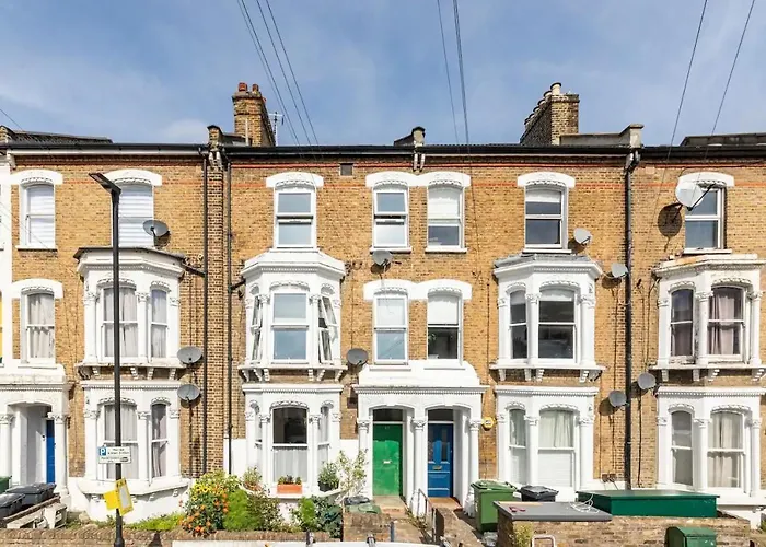 Large, Bright And Spacious 3 Bed Flat In London